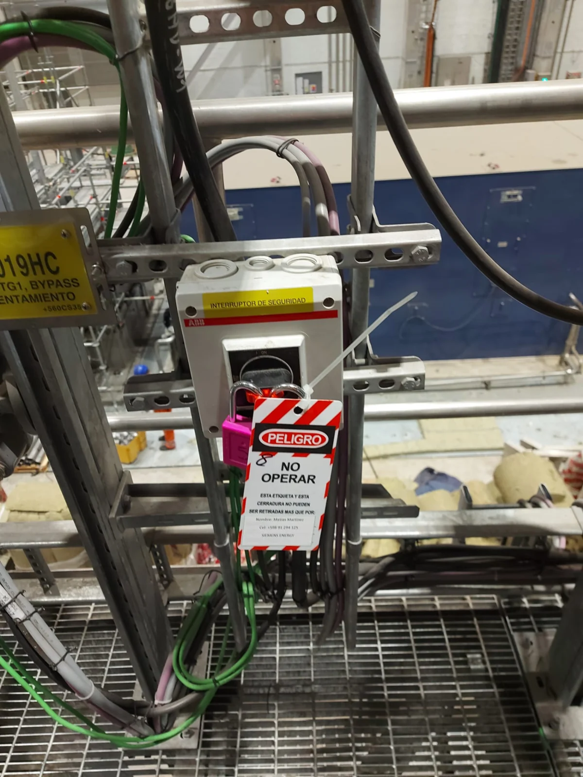 Interruptor de seguridad ABB aislado con candado y tarjeta de bloqueo PELIGRO – NO OPERAR en una instalación industrial