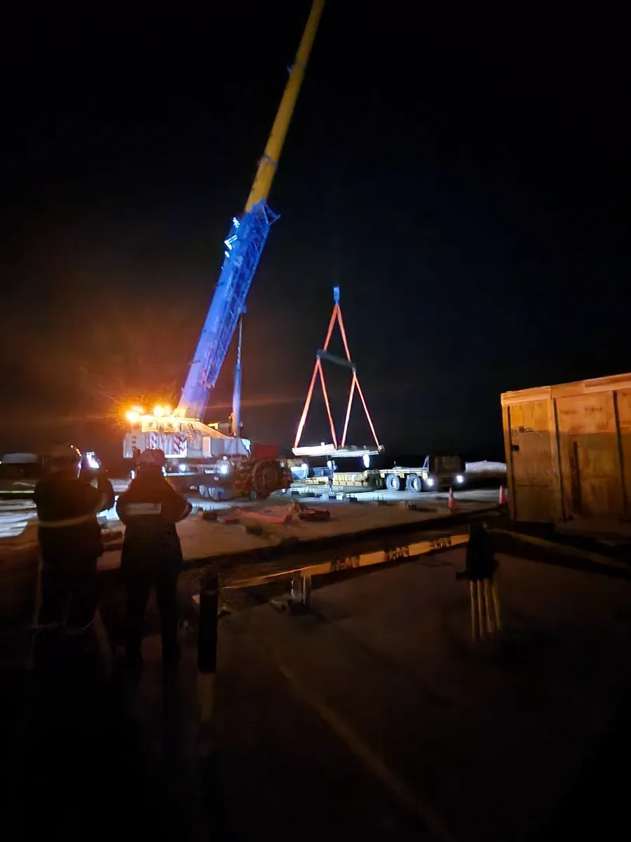 Supervisión preventiva durante maniobra nocturna de izaje y montaje con grúa telescópica de gran porte en proyecto industrial