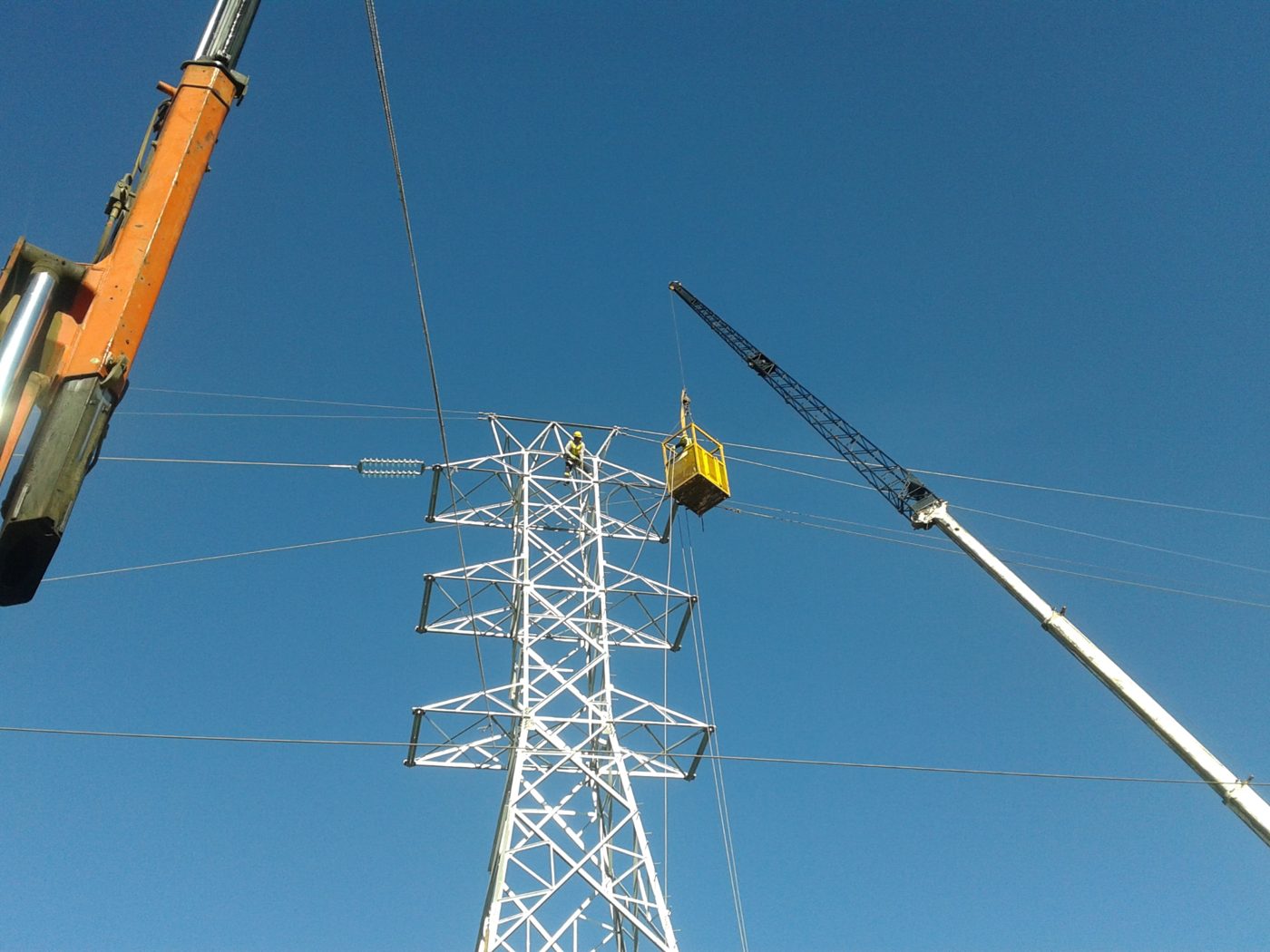 Montaje con grúas en una línea de energía