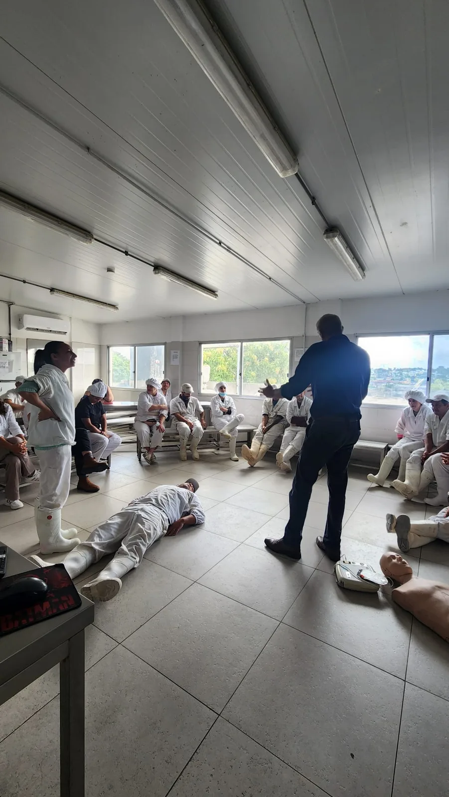 Taller práctico de RCP con maniquíes en planta industrial